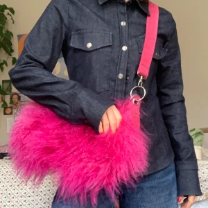 Rosa fluffig axelväska - Cool magentarosa axelväska med fårskinn🎀köpt second hand - finns tecken på användning🫶