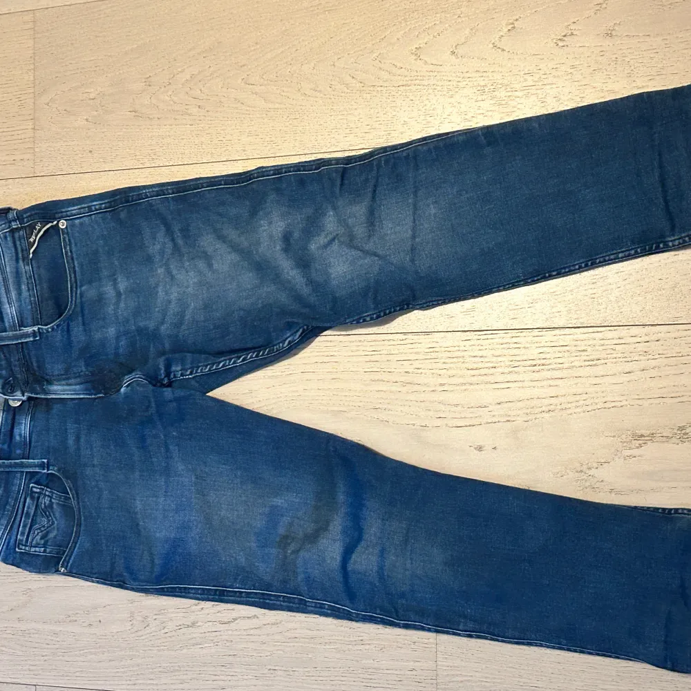 Jag säljer ett par blå replay jeans som är slim fit anbass. Väldigt fina och bra passform. Storlek 30/32. Jeans & Byxor.