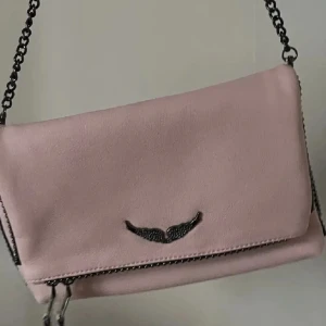 Rosa Zadig & Voltaire väska - INTRESSEKOLL (så skriv innan ni köper) på den fiinaste väskan som jag köpte på Plick för ett tag sedan. Tre lånade bilder! Använd, men i jättefint skick. Älskar färgen! Fejk och köpt utomlands enligt säljaren. Får plats med jättemycket och har väldigt många fack💕