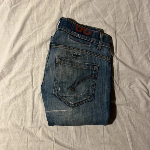 Dondup - Säljer ett par snygga blå jeans från Dondup. De har en klassisk femficksdesign och en cool tvättad look. Perfekta för både vardag och fest! 🕺