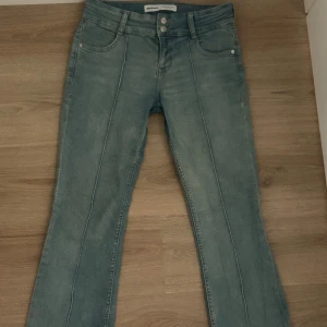 Blå jeans från Bershka - Bershkas snygga blåjeans med klassisk design. och de är perfekta för avslappnad stil. Jeansen har två knappar och en dragkedja.
