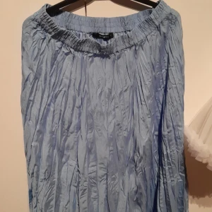 Ljusblå kjol - En lång ljusblå, veckad kjol från GinaTricot.