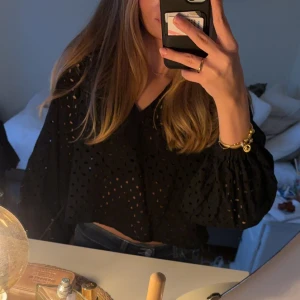 Svart blus - Snygg svart blus med hålmönster och v-ringning. I storlek XS men passar även S och kanske M. Pris kan diskuteras✨