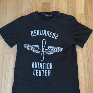 Dsquared2 t shirt  - As fet t shirt från dsquared, lappen i nacken sitter löst men ananns är den fräsch. Nypris på dessa är runt 1500kr                                            Hör av er vid fler frågor! 