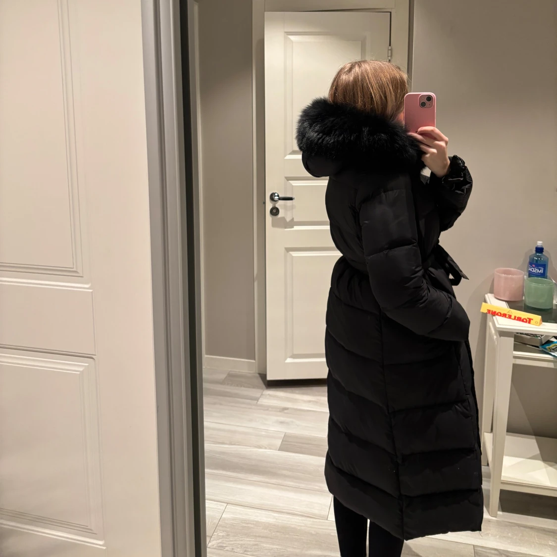 Svart lång dunjacka med pälskrage - 91