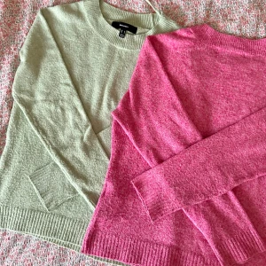 Rosa och grön stickade tröjor  - Två mysiga tröjor från Vero Moda i storlek S. Den ena är i en härlig rosa färg och den andra i en mjuk grön nyans. Båda tröjorna har rund hals och långa ärmar med ribbade muddar vid ärmslut och nederkant. Supersköna men tyvärr försmå nu. 50kr för båda!👯‍♀️
