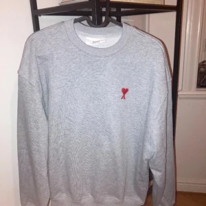 Grå sweatshirt från Ami - Säljer för den kommer inte till användning. I princip nyskick har bara testat den. Nypris: runt 3000kr och jag säljer för 1000. Priset går att diskutera 