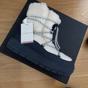Tommy Hilfiger boots Teddy  - Helt nya oanvända vinter skor från Tommy Hilfiger i mysigt teddymaterial. Normala i storleken, passar mig som brukar ha 38-39💕 Nypris 1899kr