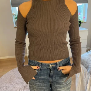Zara topp  - Jätte fin topp från Zara med cut outs på axlarna!