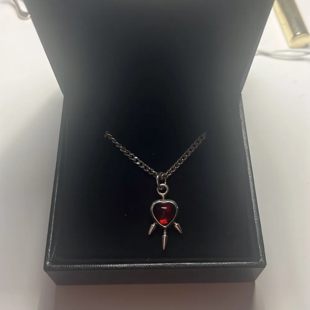Intresse koll på mitt fina Maria Nilsdotter halsband❤️. Asusteet.