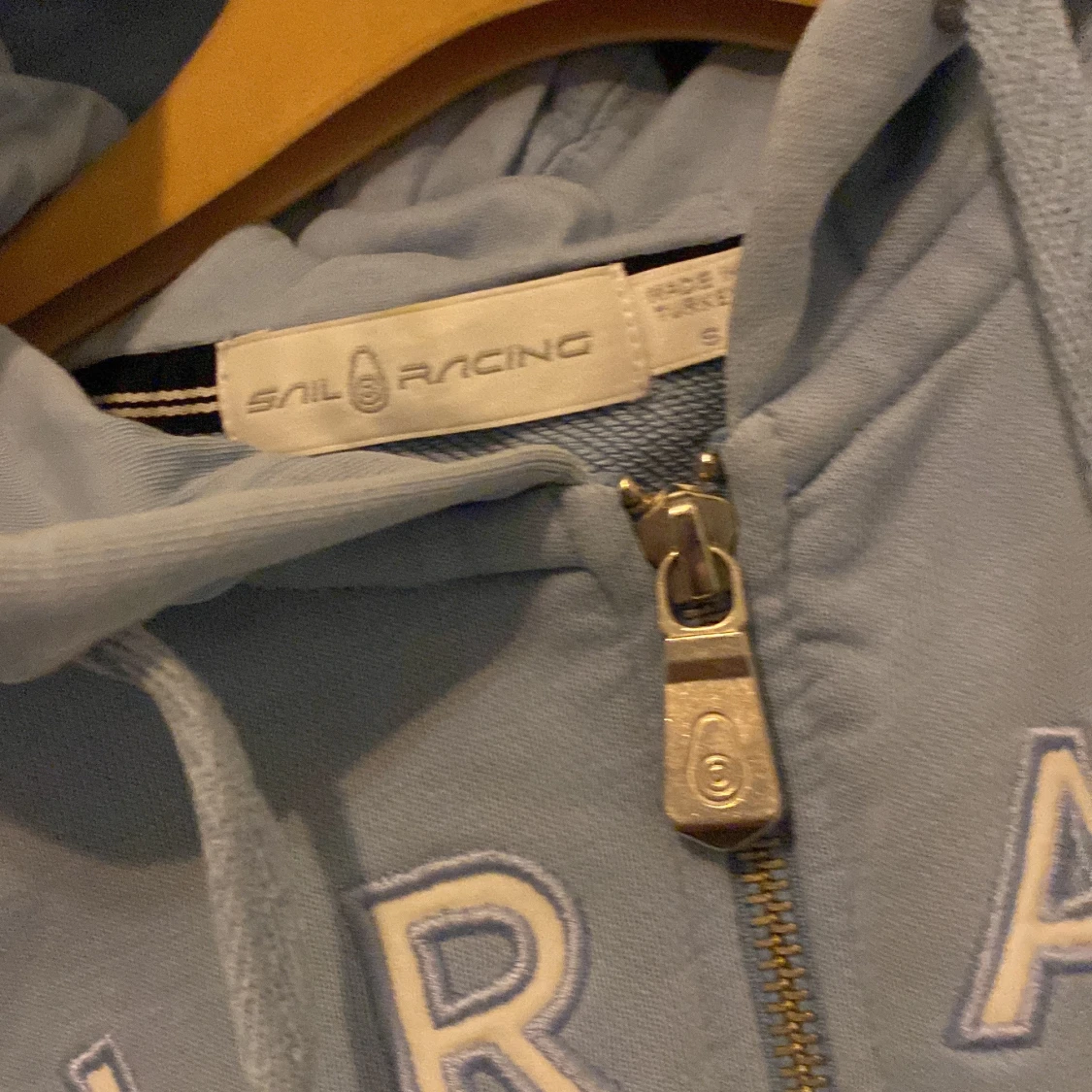 Ljusblå hoodie från Sail Racing - 91