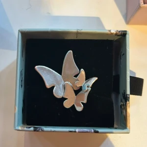 gullig ring ifrån ioaku - jättegullig fjärilsring från ioaku!!! inga defekter på självaste fjärilarna men lite av färgen har lossnat från biten runt fingret💕orginal priset 500 mitt pris 350kr för defekten
