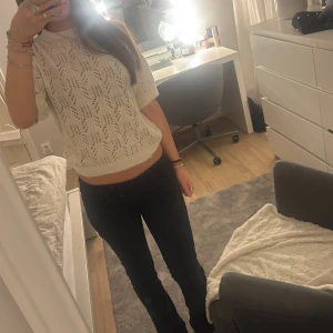 Vit stickad tröja - Säljer en söt vit stickad tröja med kortärmad design och ett fint hålmönster🫶