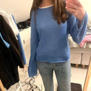 Blå tröja - Snygg blå tunn-stickad tröja!💙