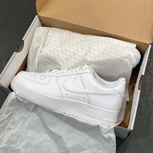 Nike Air Force 1 - Säljer mina Air force nu då dom inte passa. Aldrig använda har enbart provat dom inomhus. Storlek 42. Tar enbart Swish. Kvitto finns.