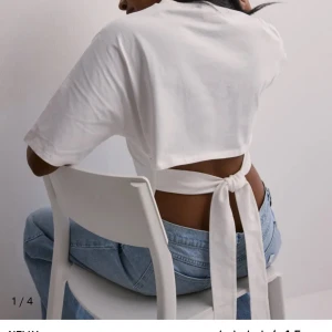 Vit kortärmad topp med knyt - Denna från nelly då den inte kmr till användning, använd 1 gång! kan gå ner i pris vid snabb affär