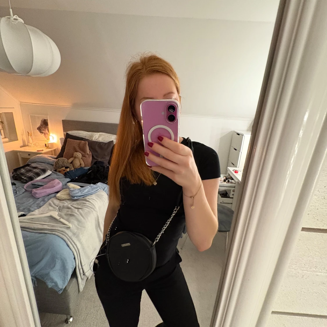 Svart rund axelväska med kedjedetalj