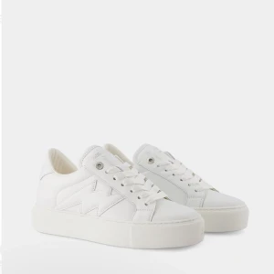  Sneakers  Zadig & Voltaire - Supersnygga vita sneakers från Zadig & Voltaire. Sparsamt använda, därav mycket bra skick🙏🏼 Skriv för fler bilder, pris går självklart att diskutera 🌟🩷(storlek 37 men passar även str 38) 