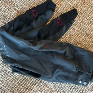 Grå Cavalleria Toscana ridbyxor  - Mörkgråa Cavalleria Toscana ridbyxor. Som nya. Nypris 3099kr 