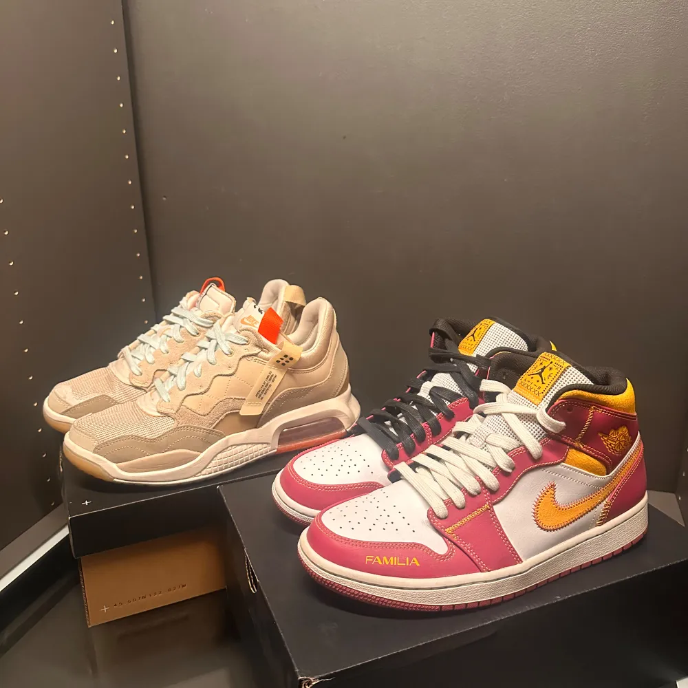 Rosa skon = Jordan 1 Dia del muertos Andra skon = jordans 23 Går att köpa individuellt men billigare tsm;). Kengät.