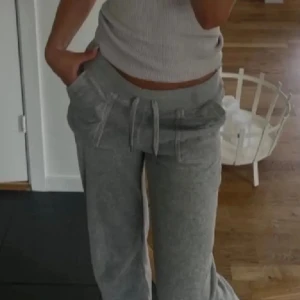 Juicy byxor - Ett par snygga gråa juicy byxor i storlek XS, väl andvända men inga synliga skador. Fritt fram att lägga prisförslag