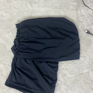 Mörkblå kjol från Zara - Snygg mörkblå kjol från Zara med elastisk midja för en bekväm passform. Perfekt för att skapa en stilren look. ( den är i storlek M men den sitter väldigt tajt så den skulle även passa som en S) har använt den 1 gång men annars inget alls💞