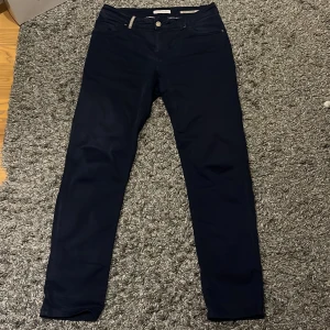 Mörkblå byxor från Hansen & Jacob - Snygga mörkblå byxor från Hansen & Jacob. Bra skick och använda fåtal gångern. W33 L34. Skriv gärna vid fler frågor!