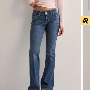 Blå bootcut jeans - Säljer mina jätte fina och populära jeans ifrån nelly som inte har något tecken på användning då de sitter tajt på mig och därav har jag använt dom sparsamt, storlek 34 men passar en 36a också