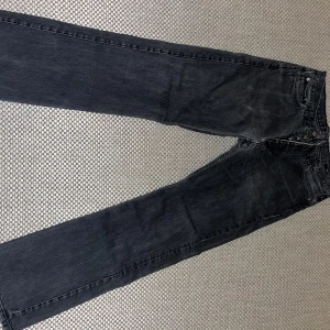 Svarta jeans från Hope - Svartgråa Hope Rush Jeans i toppskick! Byxorna har använts vardagligen men har inga hål, slitage eller fläckae. Därav skick 7,5/10. Storlek 30, sitter bra på mig som har 29-30 i midja och 32 i längd.