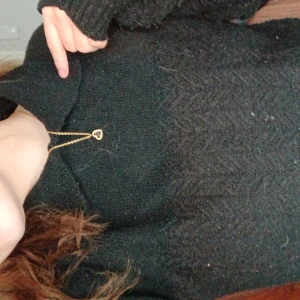 Svart stickad polotröja - Säljer en mysig svart stickad polotröja med långa ärmar.  Aldrig använd, bara hängt i garderoben.  Storlek 36-38. Otroligt mysig tröja.