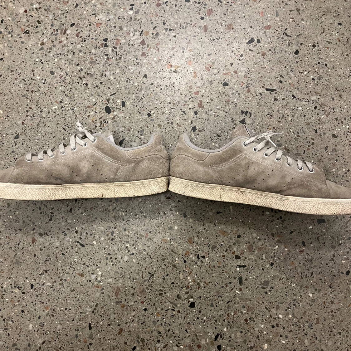 Gråa mocka sneakers