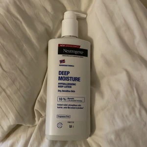 Neutrogena Deep Moisture Body Lotion - Neutrogena Deep Moisture Body Lotion är en parfymfri, hypoallergen lotion för torr och känslig hud. Innehåller 10% glycerin för omedelbar återfuktning och stärker hudens barriär. Norsk formula för djup återfuktning.