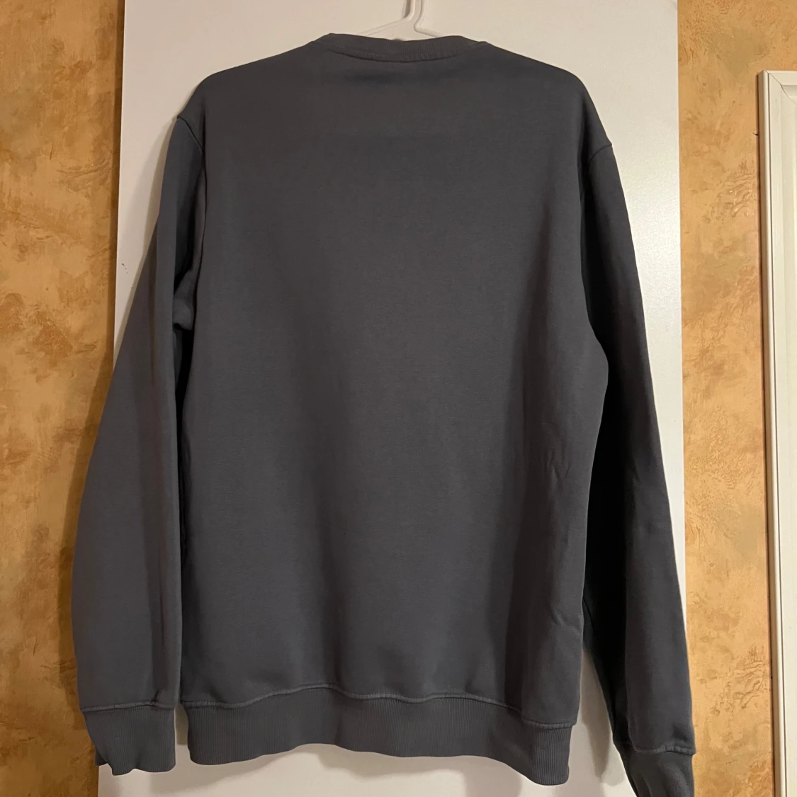 Grå sweatshirt från H&M - 90