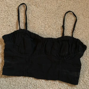 Svart linnetopp - Snygg topp i storlek 34, knappt använd 💗