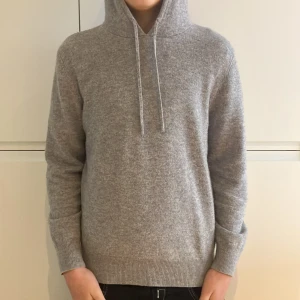 Kashmir hoodie - En skit fet Kashmir hoodie som är i toppskick utan defekter. Nypris var runt 1000 men säljer den nu för 599 priset kan alltid diskuteras. Har kvitto om ni undrar var jag köpte den