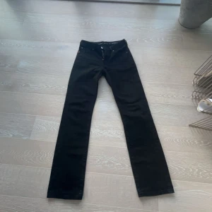 lågmidjade jeans - Snygga svarta jeans med låg midja och rak passform. Perfekta för en avslappnad stil. Storlek W24 L32. helt slutsålda på hemsidan🥰helt nya utan prislapp