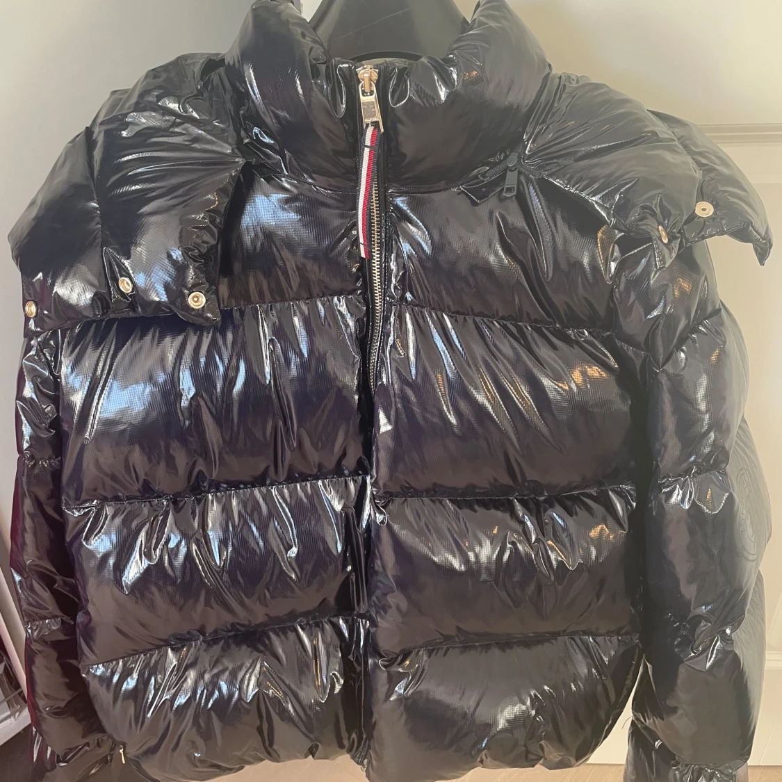 Mörkblå pufferjacka från Tommy Hilfiger