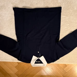 Svart pikétröja från Brothers - Snygg svart pikétröja från Brothers med klassisk vit krage och knappar. Perfekt för en stilren look. Storlek M. Mycket bra skick