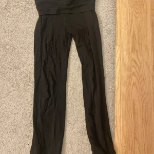 Svarta byxor med textdetalj - Svarta byxor med hög midja och textdetalj 'Ma Chérie' i glittriga stenar på midjebandet. Perfekta för en avslappnad stil.