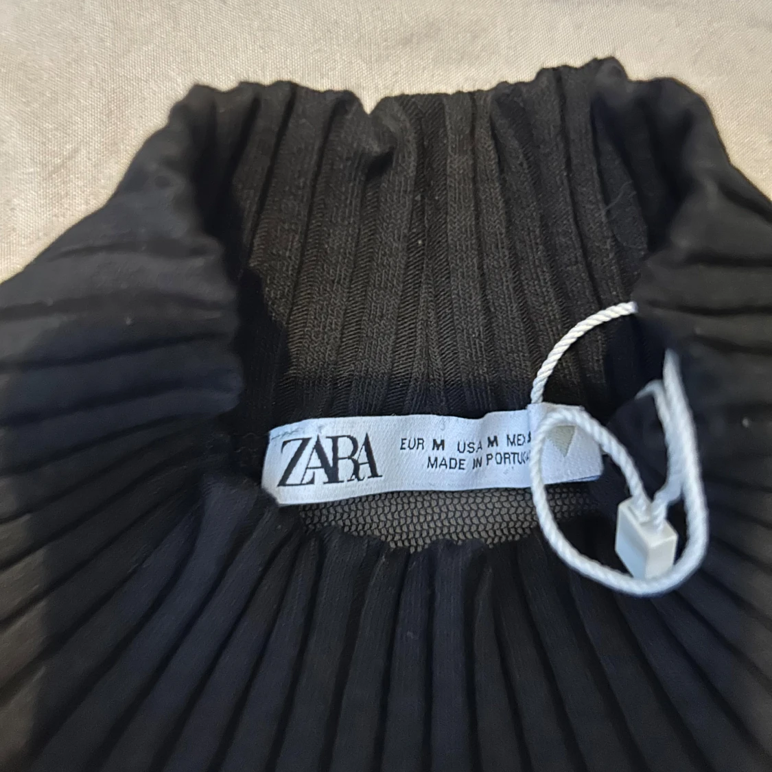 Svart ribbad klänning från Zara