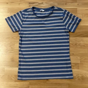 T-shirt  - Säljer en blå ribbad t-shirt från Cubus i dam storlek M. Säljer denna då den inte kommer till användning för mig, tröjan är i bra skick ⭐️