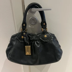  Marc Jacobs väska - Snygg svart handväska från Marc Jacobs. Mycket bra skick. Mini modellen🩷