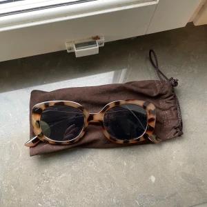 Solglasögon &Other stories - Certifiering och inga repor