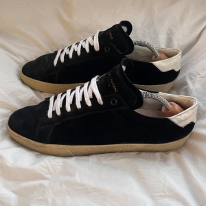 Yves Saint Laurent SL06 - Hej, säljer nu dessa feta ysl dojor som är använda men fortfarande i bra skick med mycket att ge. Skriv gärna om ni har frågor eller lägg gärna prisförslag då priset inte är hugget i sten.