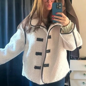 Vit teddyjacka - Så mysig och SNYGG vit teddyjacka med svarta detaljer från H&M, storlek M🤍