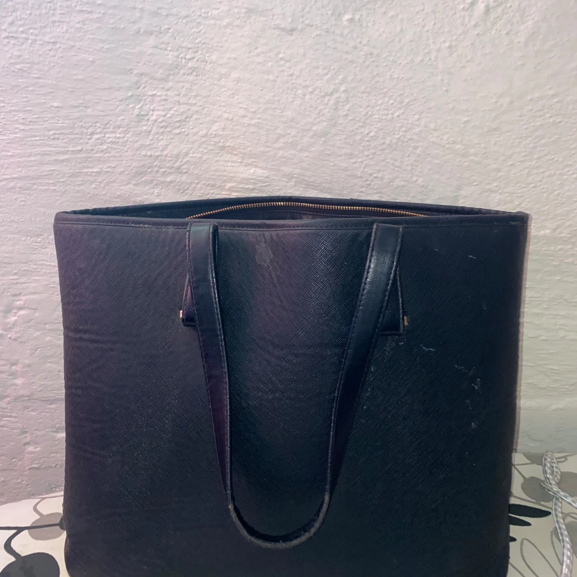 Svart axelväska med dragkedja