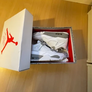 Jordan 4 Oreo - Säljer ett par Jordan 4 retro oreos i storlek 41. Skulle gissa att dom passar upp till 42,5 för jag kan fortfarande ha dem. De är i 8/10 skick.  Skorna är köpta på restock 2023 och tag finns kvar.