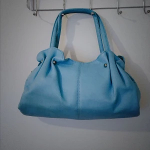 Vintage baby blue väska  - Den kan rymma mycket, är superlätt att bära med sig, och färgen är fantastisk, speciellt tillsammans med en babyrosa skjorta.