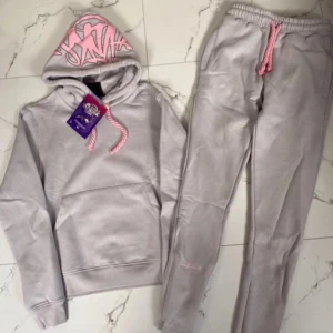 Syna world tracksuit  - Säljer Riktigt fin tracksuit av central cee Hör av er vid minsta fråga, storlek S, byte kan accepteras. pris in diskuteras