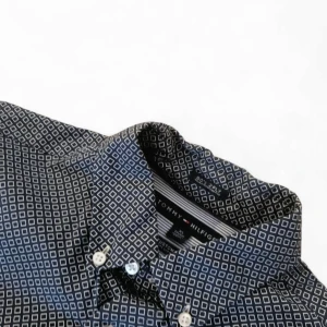 Mönstrad skjorta från Tommy Hilfiger - Snygg skjorta från Tommy Hilfiger med ett stilrent geometriskt mönster i blått och vitt. Skjortan har långa ärmar och klassiska knappar framtill. Perfekt för en stilren look.